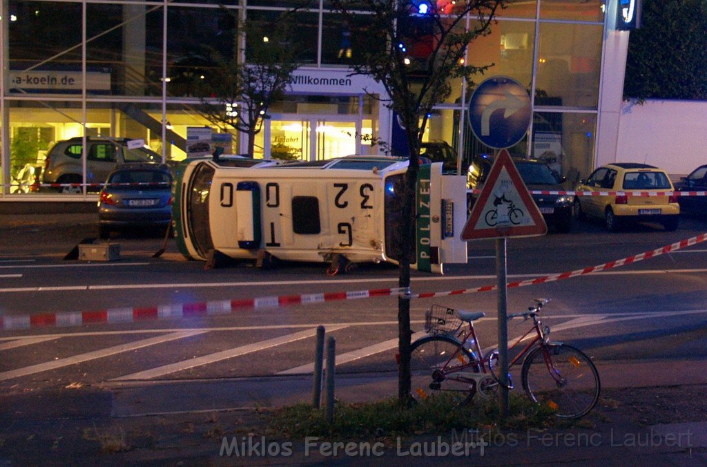 VU mit Polizeiwagen Koeln Suelz Weisshausstr P21.JPG